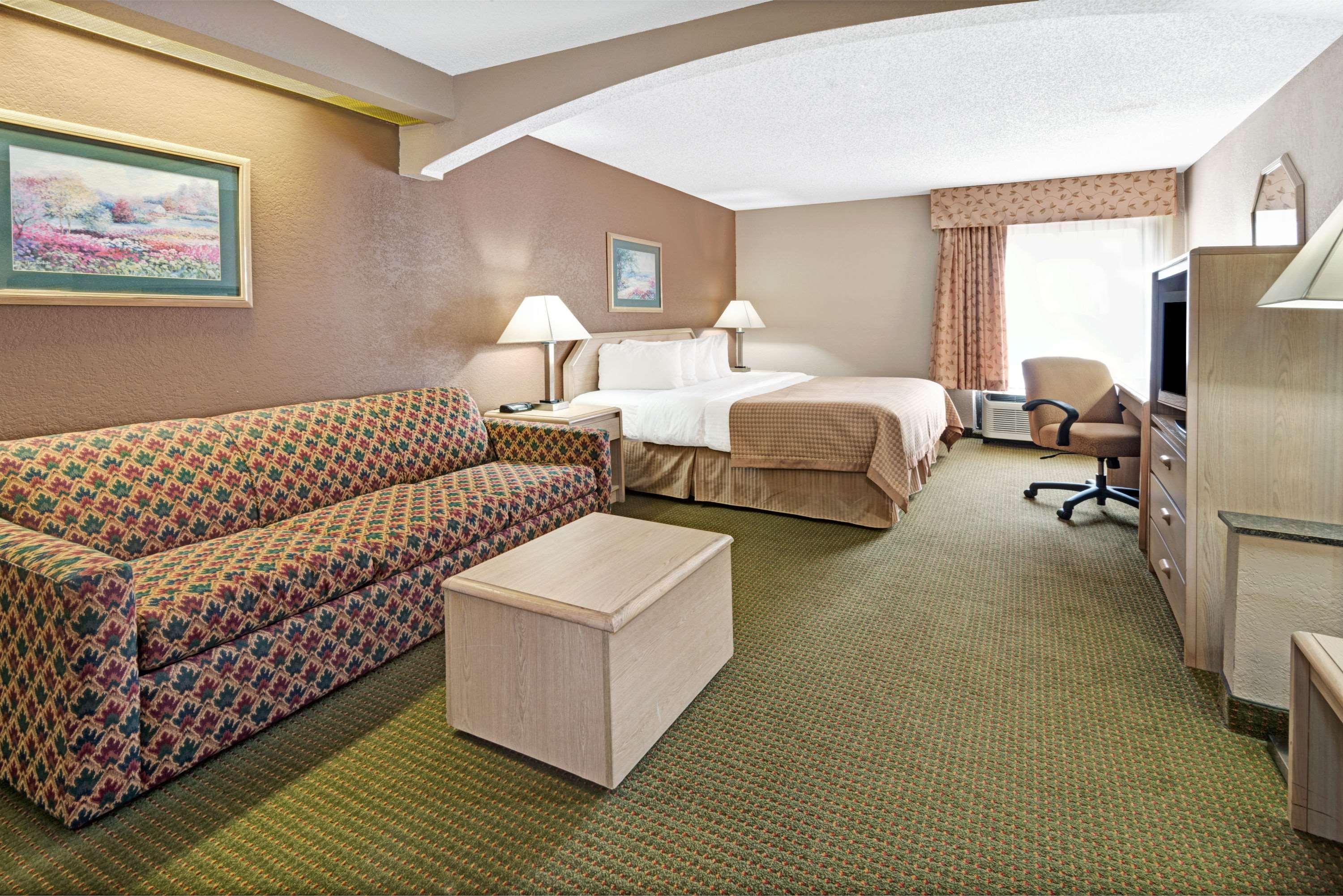 Baymont By Wyndham Lawrence Hotel Exterior photo