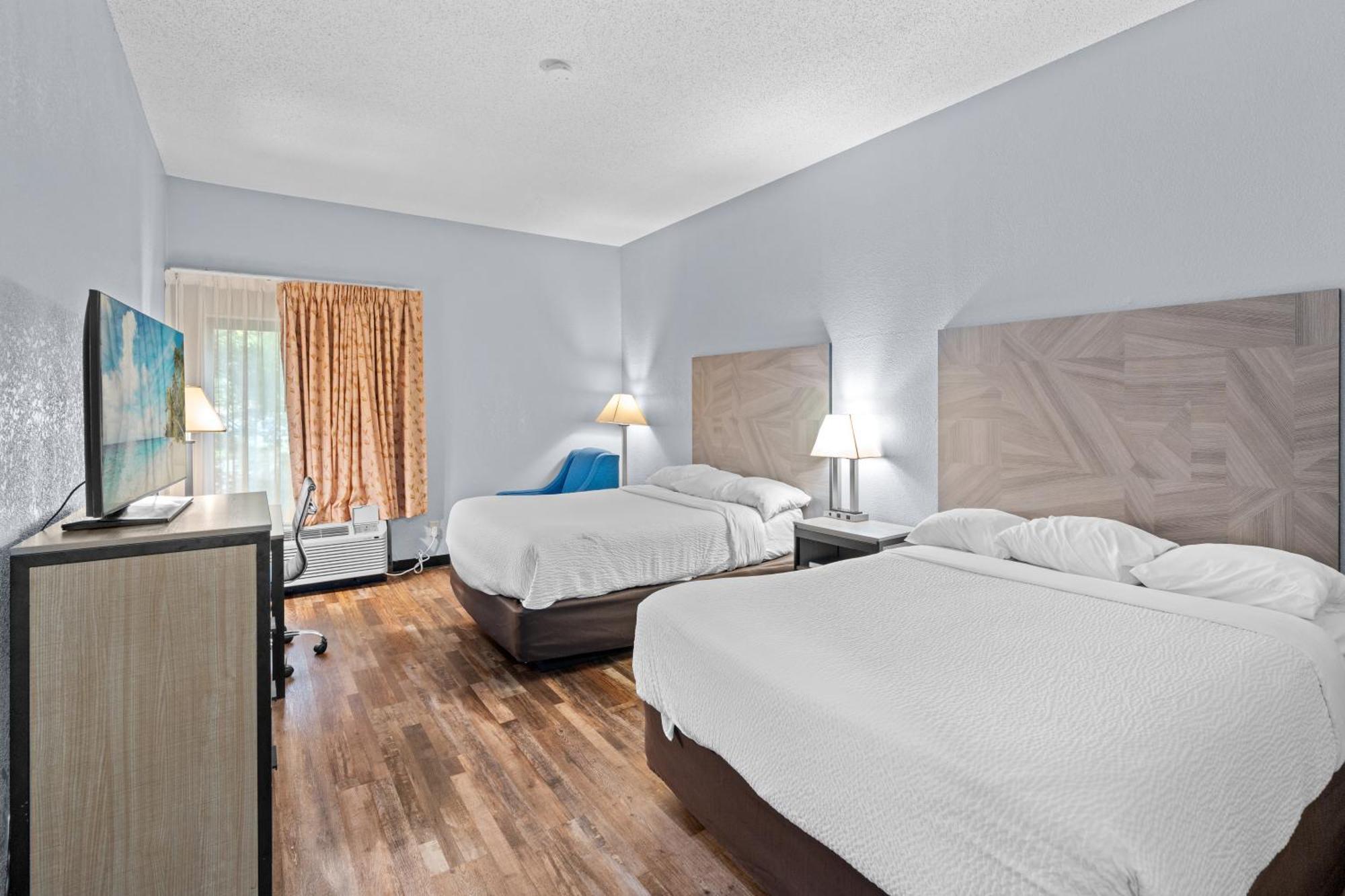 Baymont By Wyndham Lawrence Hotel Exterior photo