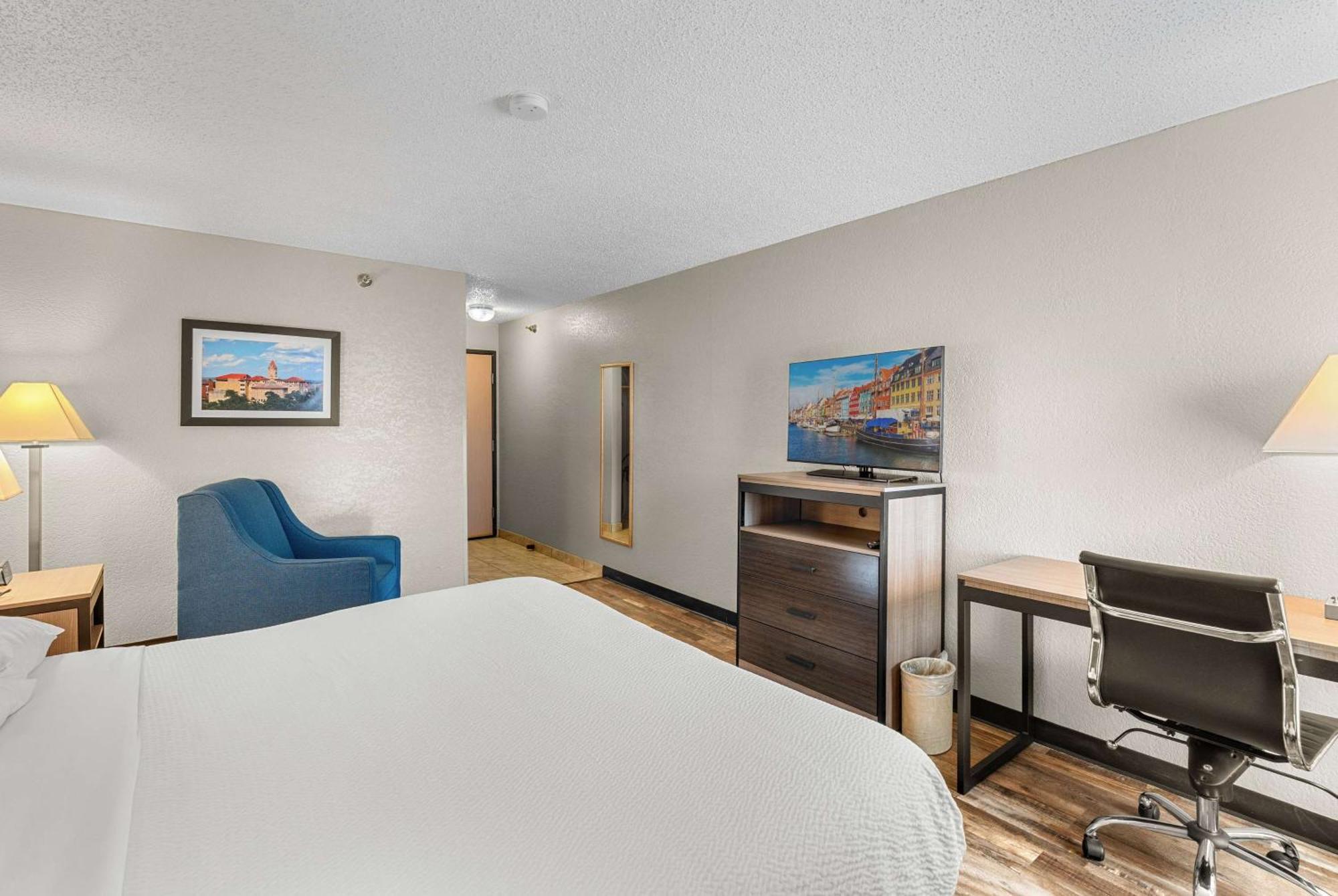 Baymont By Wyndham Lawrence Hotel Exterior photo