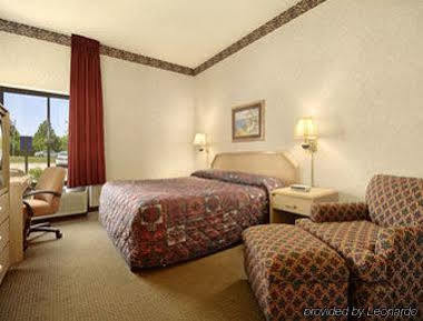 Baymont By Wyndham Lawrence Hotel Exterior photo